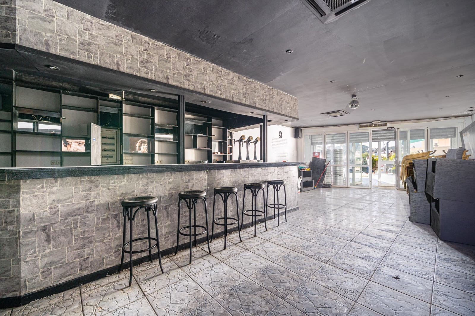 Commercial for sale in Santa Ponsa - € 149,000 (Ref: 9726785)