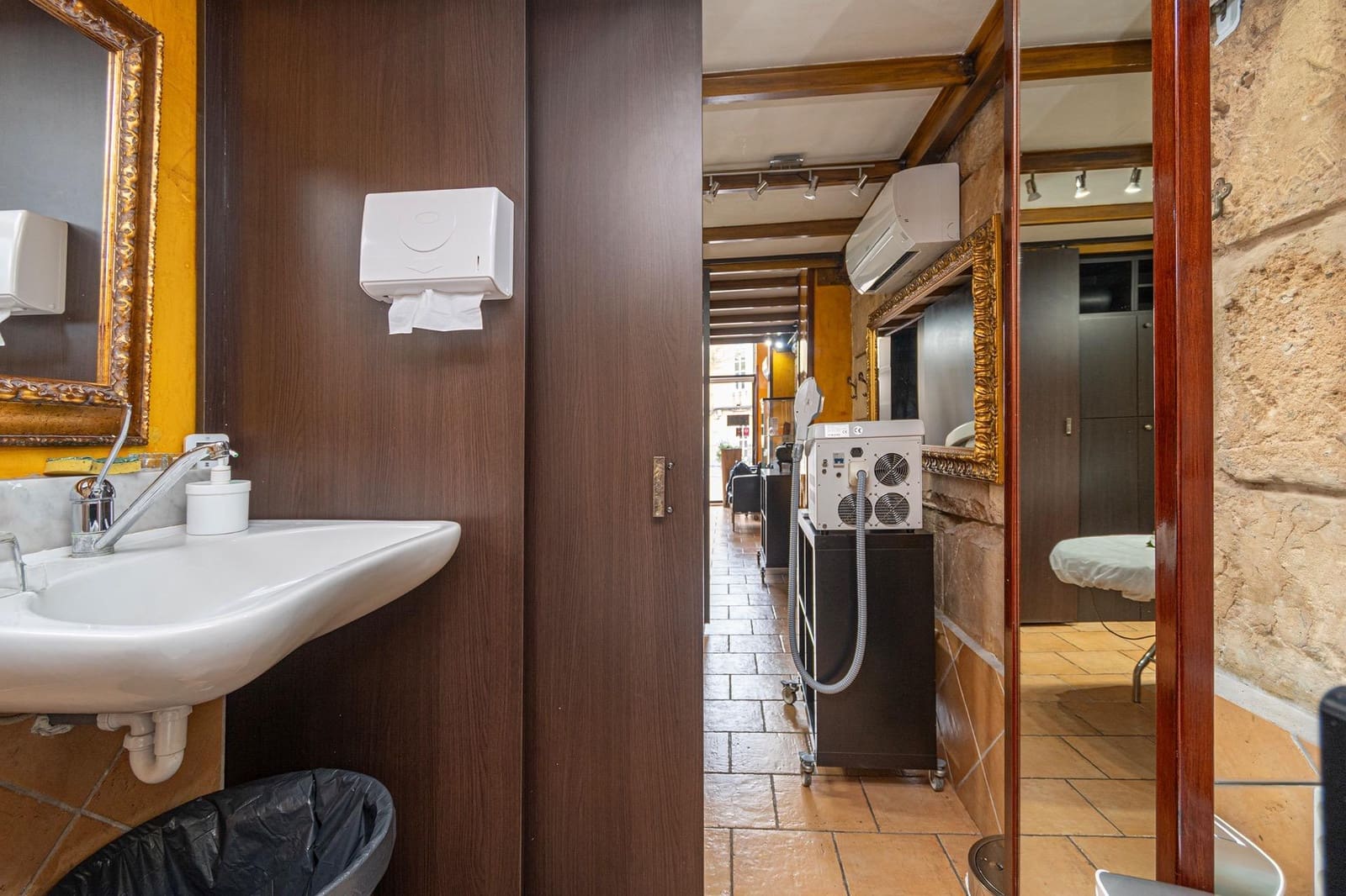 3 bedroom Commercial for sale in Palma de Mallorca - € 350,000 (Ref: 9732377)