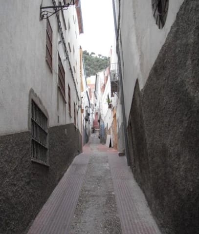Casa de 3 habitaciones en Jaén ciudad en venta - 100.000 € (Ref: 9831682)