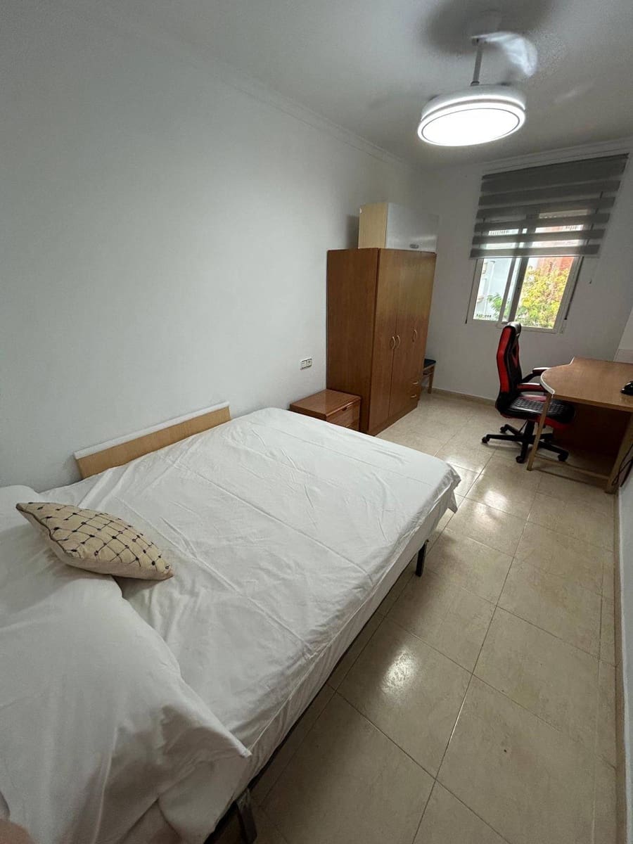 Piso de 4 habitaciones en Cartagena en alquiler - 1.200 € (Ref: 10009180)