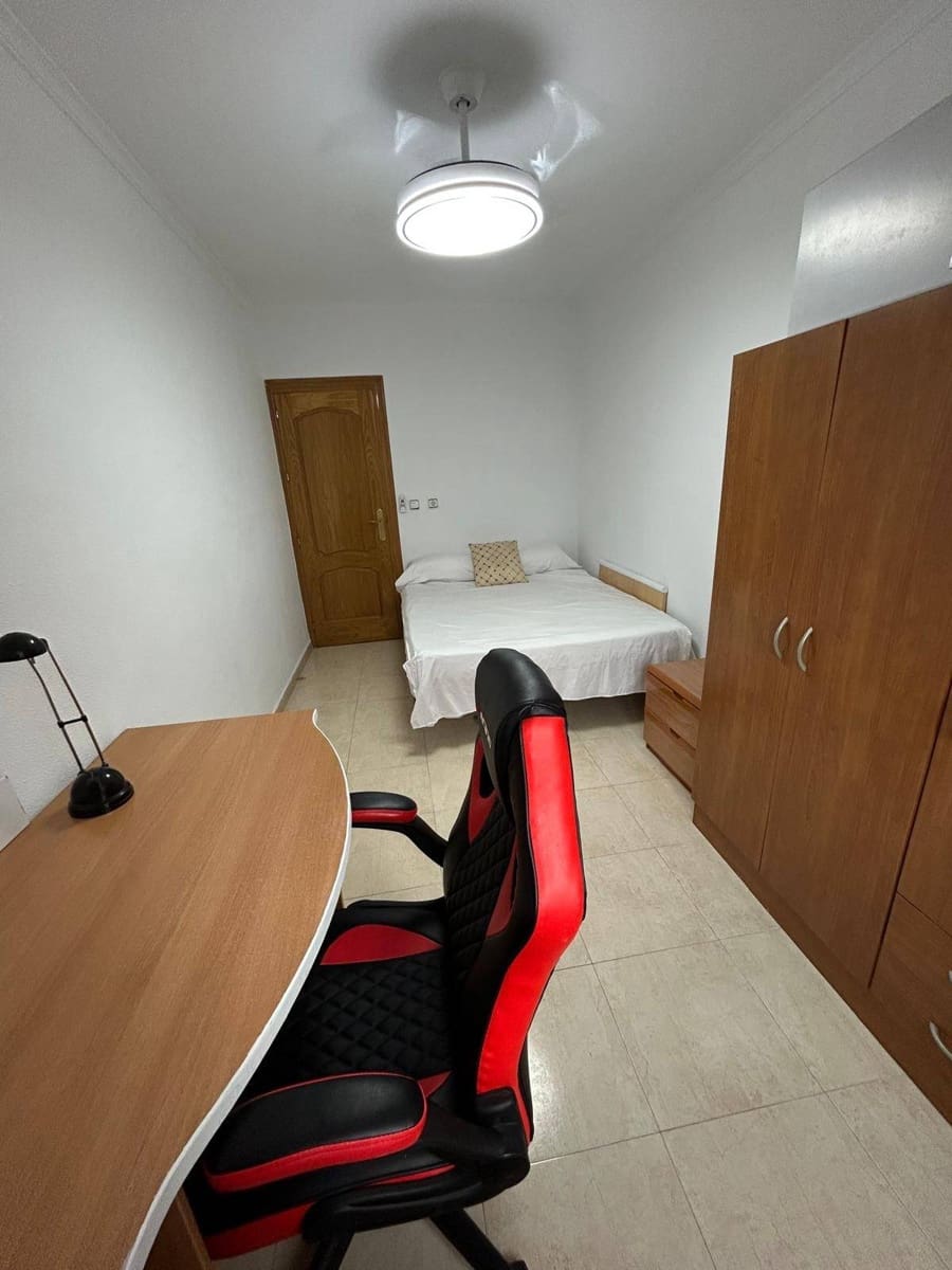Piso de 4 habitaciones en Cartagena en alquiler - 1.200 € (Ref: 10009180)