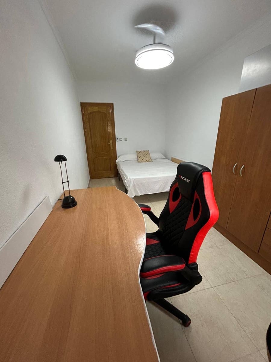Piso de 4 habitaciones en Cartagena en alquiler - 1.200 € (Ref: 10009180)