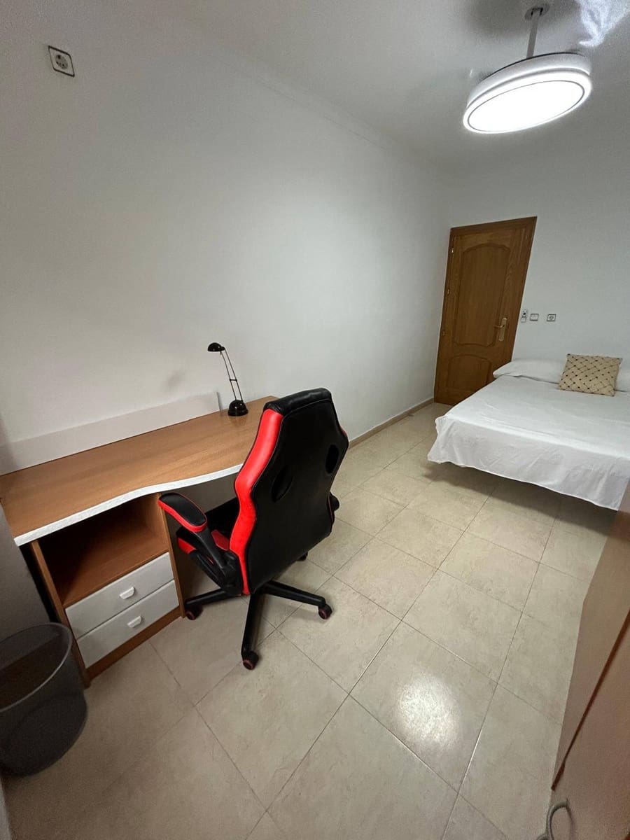 Piso de 4 habitaciones en Cartagena en alquiler - 1.200 € (Ref: 10009180)