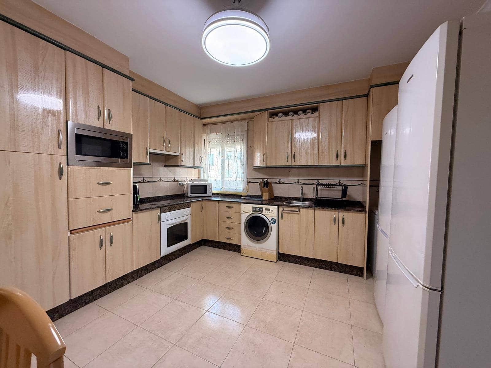 Piso de 4 habitaciones en Cartagena en alquiler - 1.200 € (Ref: 10009180)