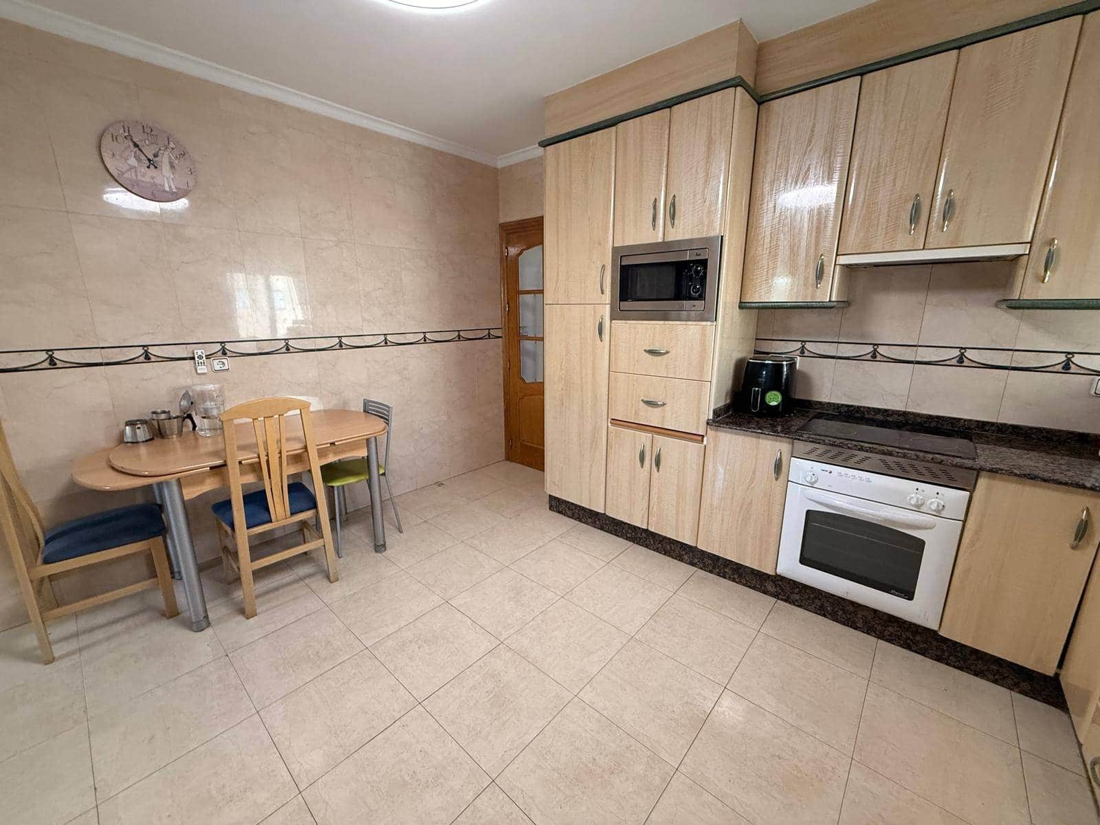 Piso de 4 habitaciones en Cartagena en alquiler - 1.200 € (Ref: 10009180)