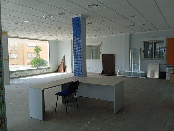 Commercial for sale in La Manga del Mar Menor - € 183,000 (Ref: 9924651)