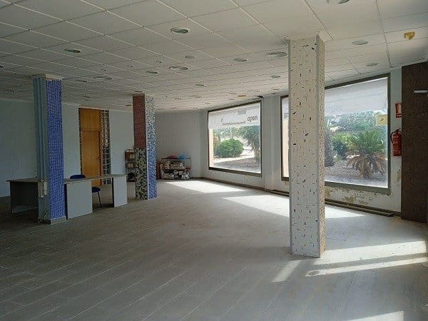 Commercial for sale in La Manga del Mar Menor - € 183,000 (Ref: 9924651)