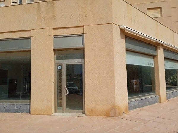 Commercial for sale in La Manga del Mar Menor - € 183,000 (Ref: 9924651)