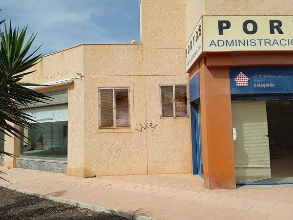 Commercial for sale in La Manga del Mar Menor - € 183,000 (Ref: 9924651)