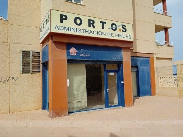 Commercial for sale in La Manga del Mar Menor - € 183,000 (Ref: 9924651)