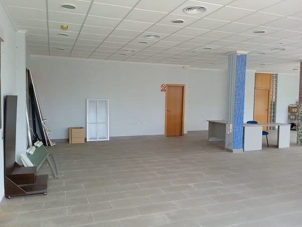 Commercial for sale in La Manga del Mar Menor - € 183,000 (Ref: 9924651)