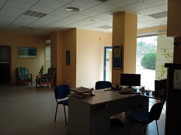 Commercial for sale in La Manga del Mar Menor - € 183,000 (Ref: 9924651)