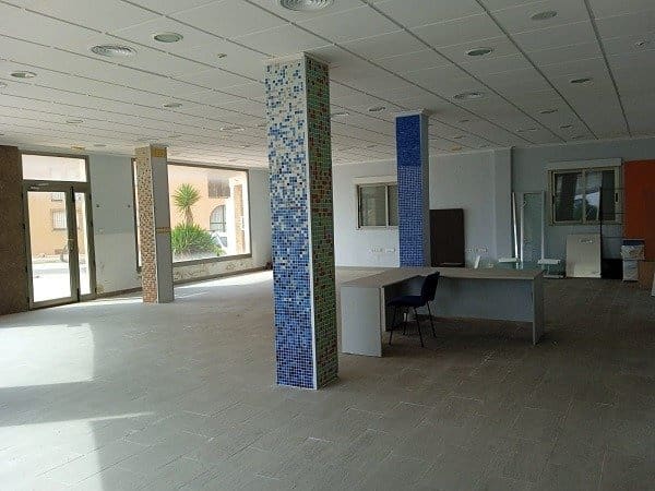 Commercial for sale in La Manga del Mar Menor - € 183,000 (Ref: 9924651)