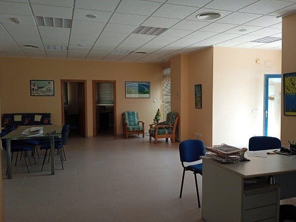 Commercial for sale in La Manga del Mar Menor - € 183,000 (Ref: 9924651)