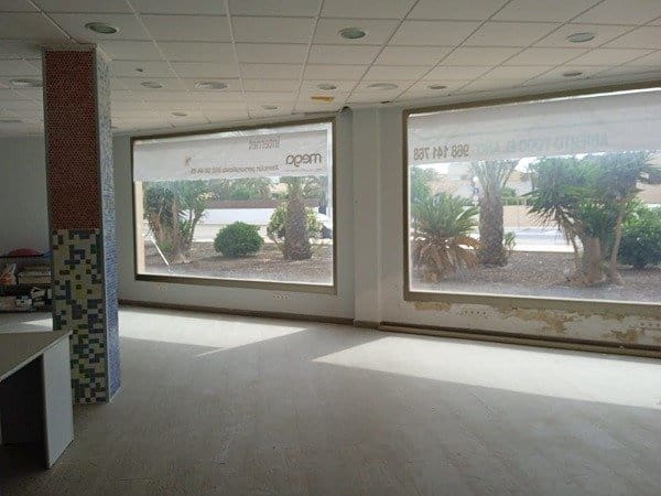 Commercial for sale in La Manga del Mar Menor - € 183,000 (Ref: 9924651)