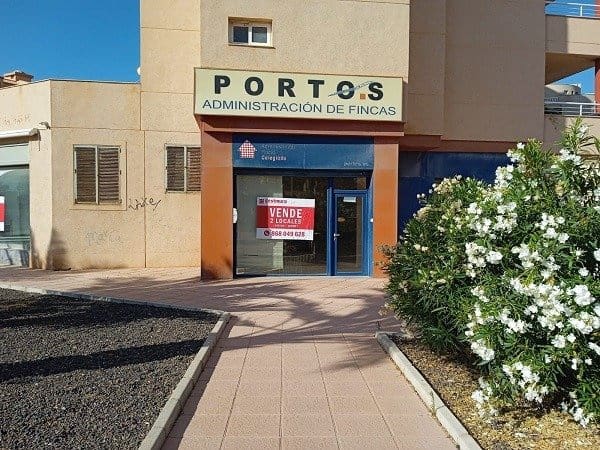 Commercial for sale in La Manga del Mar Menor - € 183,000 (Ref: 9924651)