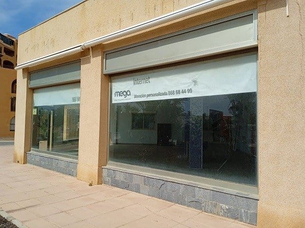 Commercial for sale in La Manga del Mar Menor - € 183,000 (Ref: 9924651)
