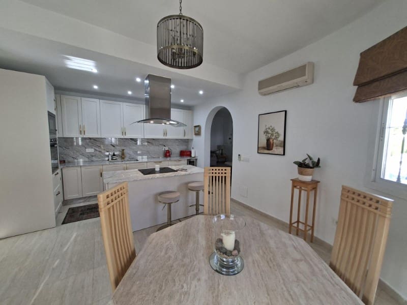 5 bedroom Villa for sale in Arboleas with pool garage - € 445,000 (Ref: 10157571)