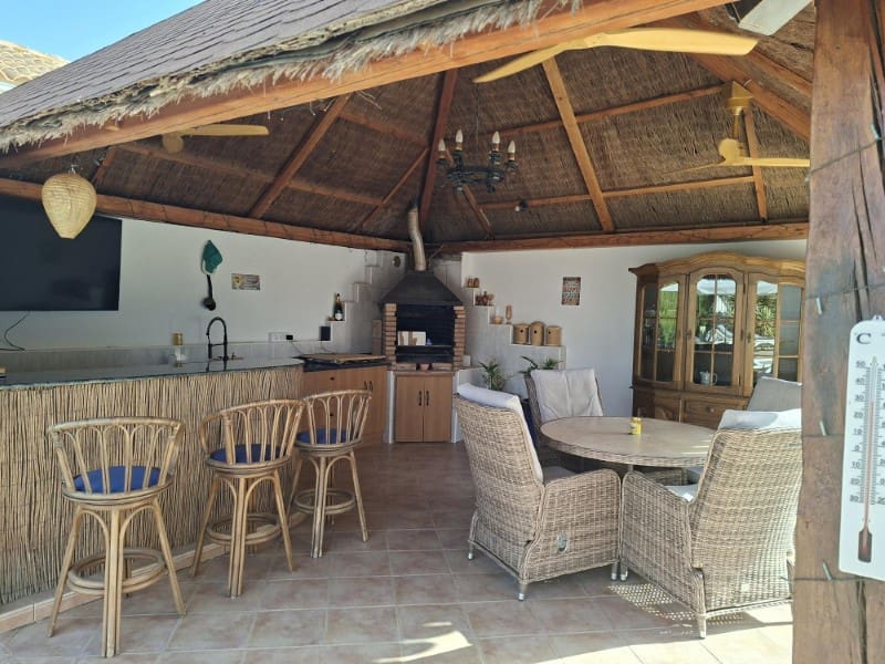 5 bedroom Villa for sale in Arboleas with pool garage - € 445,000 (Ref: 10157571)