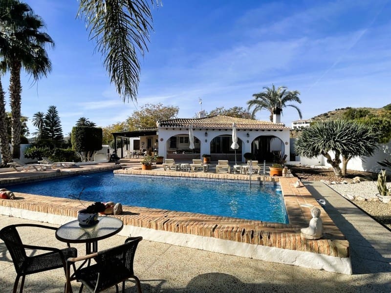 Chalet de 4 habitaciones en Cuevas del Almanzora en venta con piscina garaje - 485.000 € (Ref: 9449145)