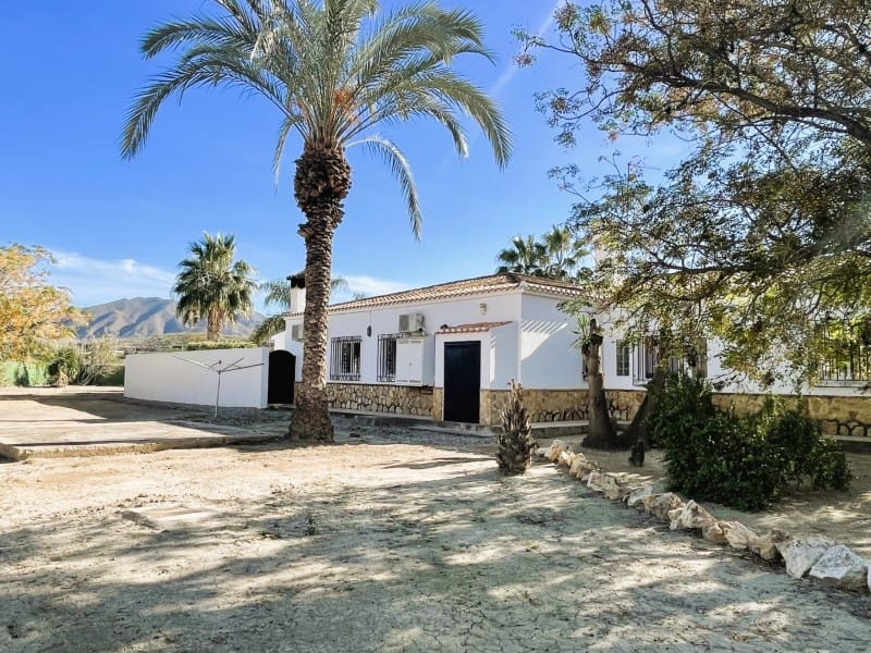 Chalet de 4 habitaciones en Cuevas del Almanzora en venta con piscina garaje - 485.000 € (Ref: 9449145)