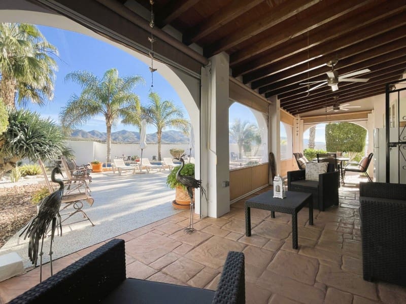 Chalet de 4 habitaciones en Cuevas del Almanzora en venta con piscina garaje - 485.000 € (Ref: 9449145)