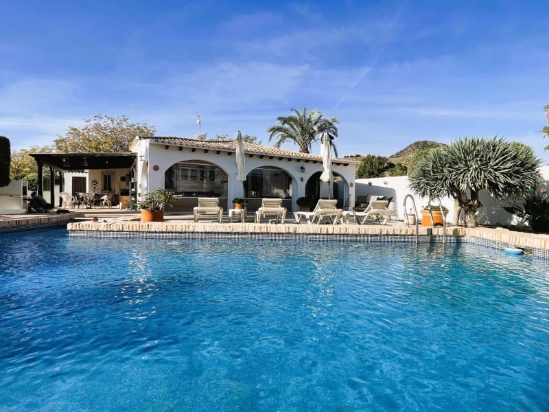 Chalet de 4 habitaciones en Cuevas del Almanzora en venta con piscina garaje - 485.000 € (Ref: 9449145)