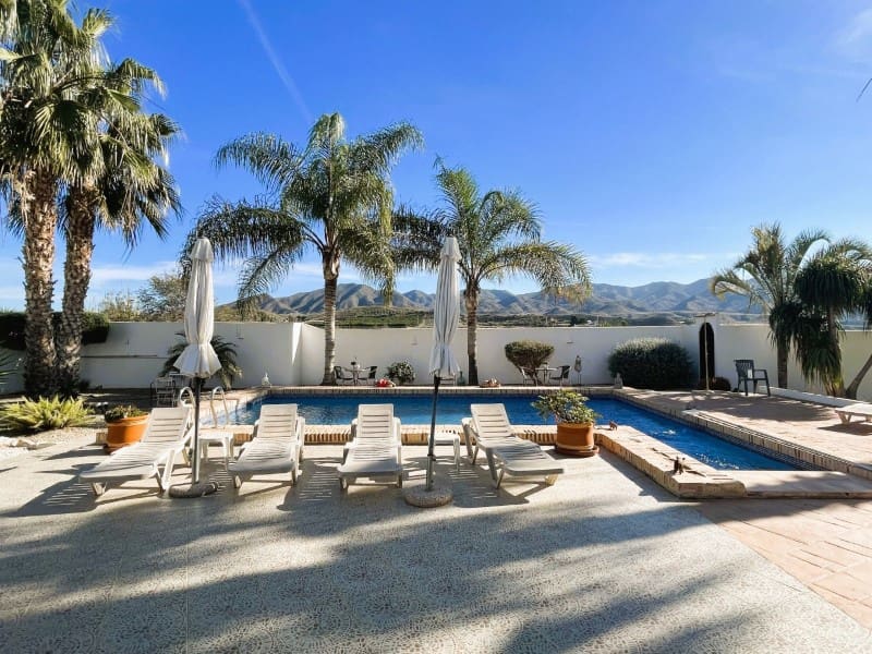 Chalet de 4 habitaciones en Cuevas del Almanzora en venta con piscina garaje - 485.000 € (Ref: 9449145)