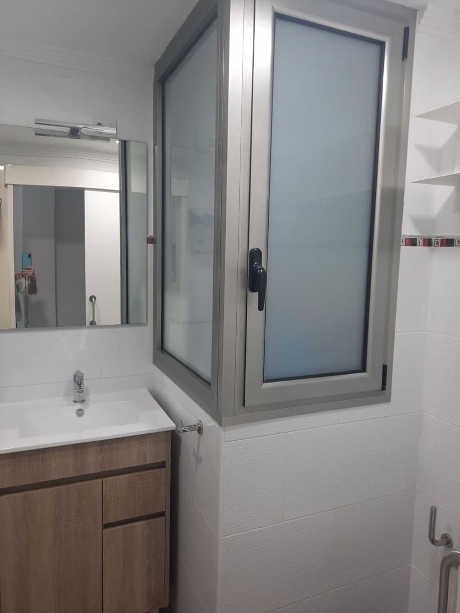 1 soveværelse Lejlighed til leje i Las Palmas de Gran Canaria med garage - € 950 (Ref: 8189254)