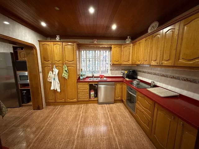 6 bedroom Townhouse for sale in Tamaraceite, Las Palmas de Gran Canaria with garage - € 1,130,000 (Ref: 8885788)