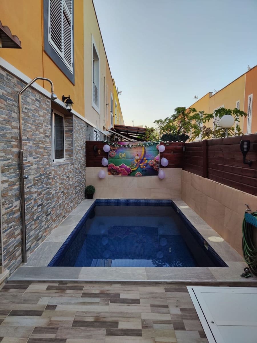 4 soveværelse Byhus til salg i San Bartolome de Tirajana med swimmingpool garage - € 530.000 (Ref: 9057186)