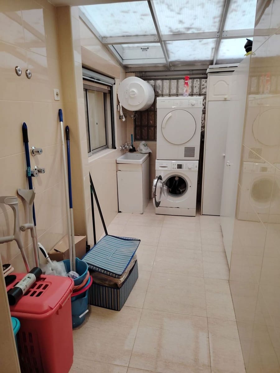 4 bedroom Apartment for sale in Las Palmas de Gran Canaria with garage - € 415,000 (Ref: 9312217)