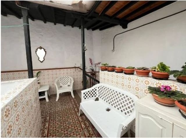 8 bedroom Villa for sale in Arucas - € 390,000 (Ref: 9895633)