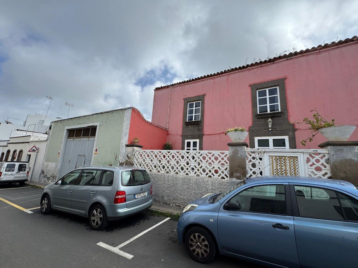 8 bedroom Villa for sale in Arucas with garage - € 390,000 (Ref: 9895633)