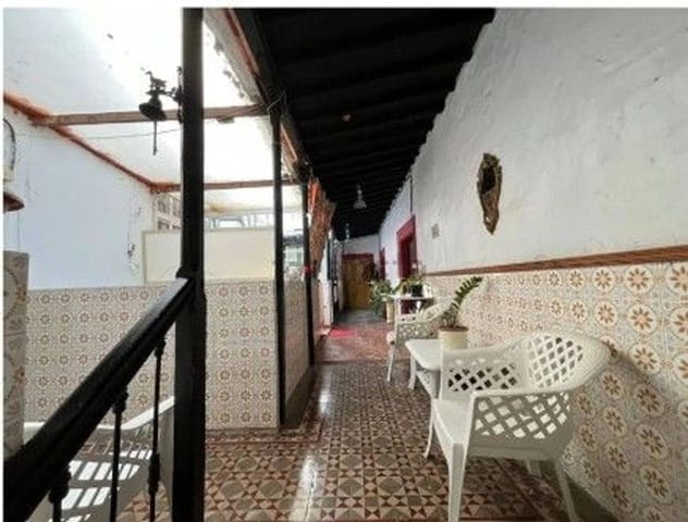 8 bedroom Villa for sale in Arucas - € 390,000 (Ref: 9895633)