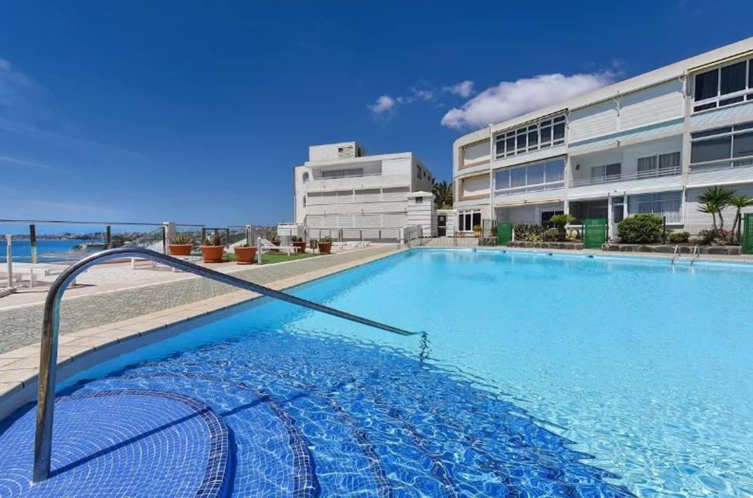 Apartament na sprzedaż w San Bartolome de Tirajana z basenem garażem - 220 000 € (Ref: 9909896)