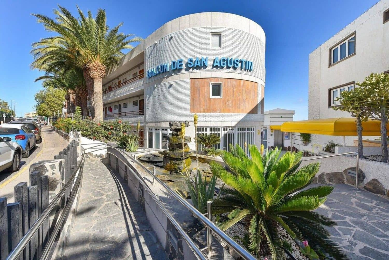 Apartament na sprzedaż w San Bartolome de Tirajana z basenem garażem - 220 000 € (Ref: 9909896)
