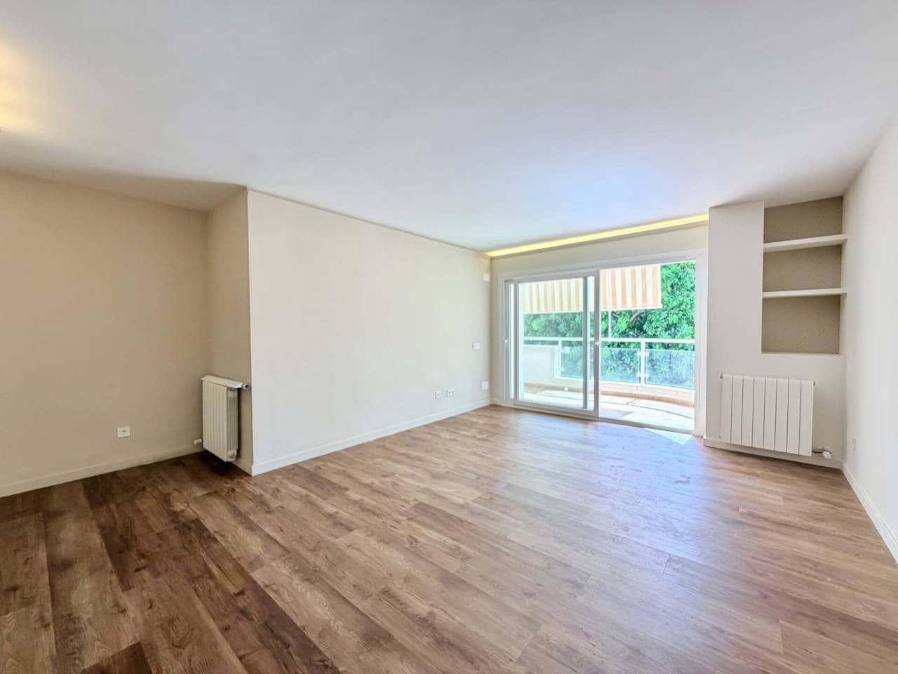 3 slaapkamer Flat te huur in Cala Mayor met zwembad garage - € 2.550 (Ref: 10046656)