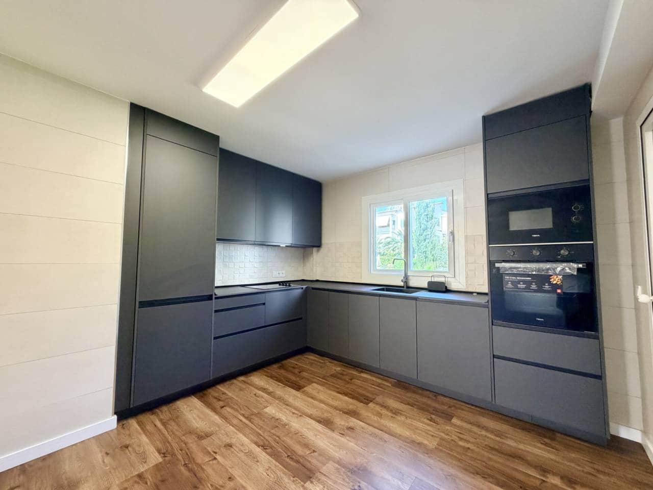 3 slaapkamer Flat te huur in Cala Mayor met zwembad garage - € 2.550 (Ref: 10046656)