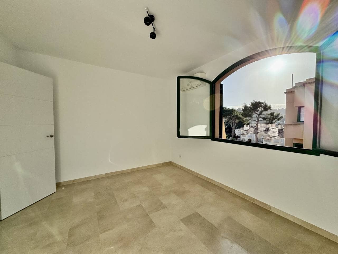 2 bedroom Flat for rent in Es Camp De Mar / El Camp De Mar with pool - € 2,200 (Ref: 9481691)