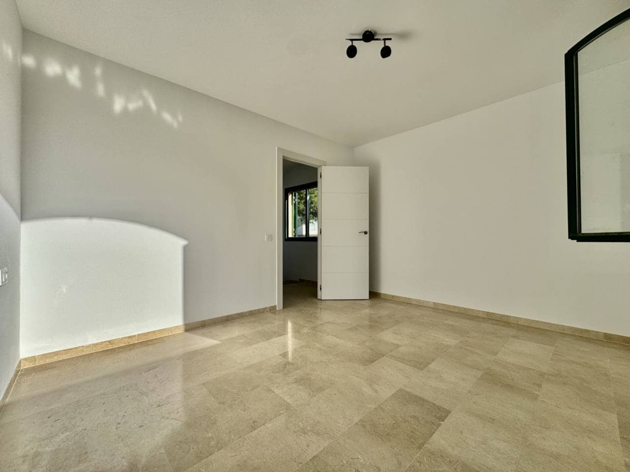 2 bedroom Flat for rent in Es Camp De Mar / El Camp De Mar with pool - € 2,200 (Ref: 9481691)