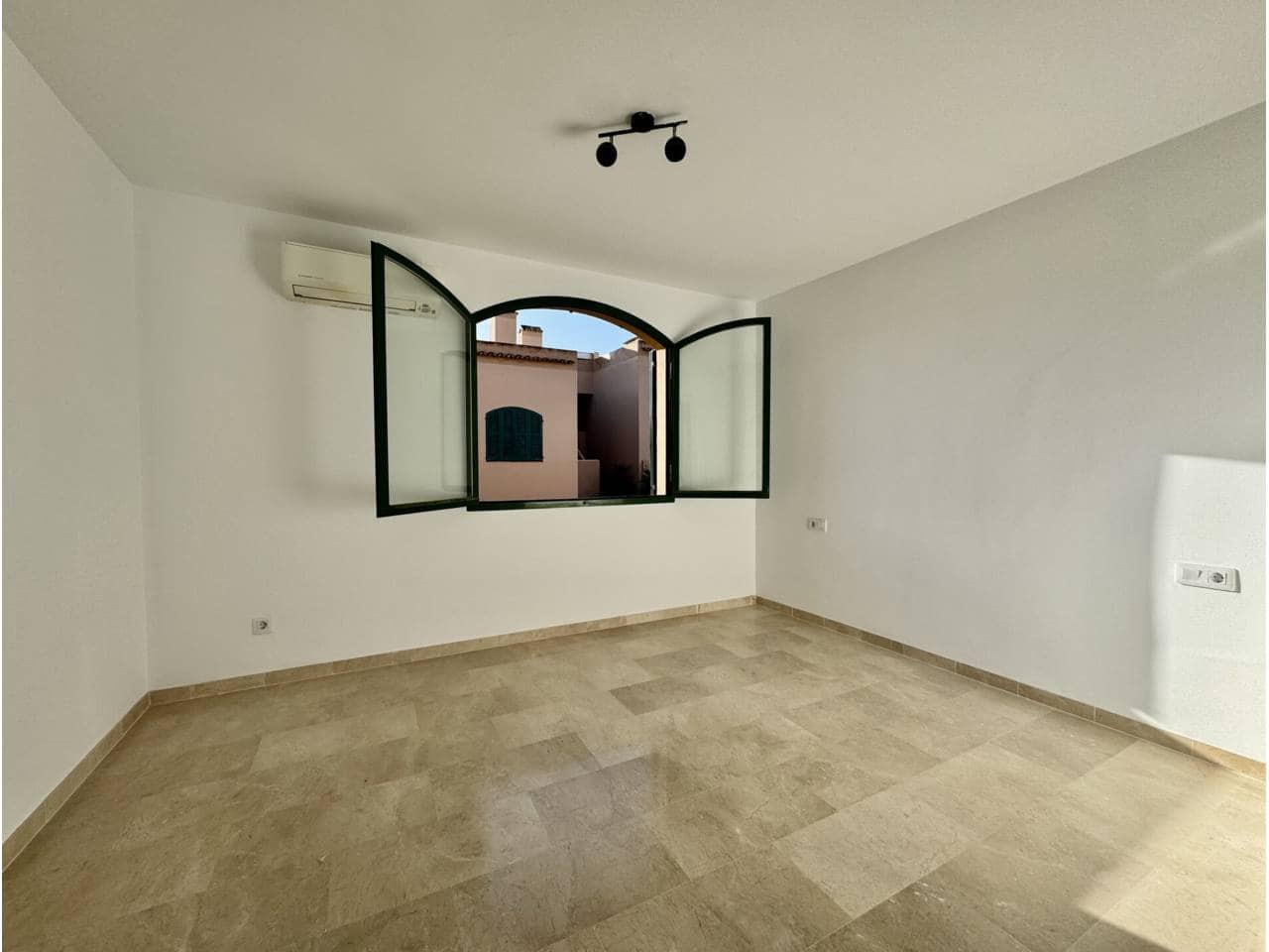 2 makuuhuone Rivitalo vuokrattavana paikassa Es Camp De Mar / El Camp De Mar mukana uima-altaan - 2 200 € (Ref: 9533049)