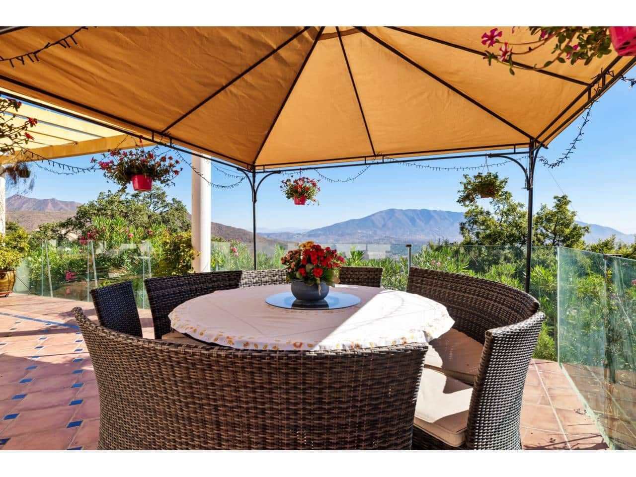 6 slaapkamer Villa te koop in Ojen met zwembad garage - € 2.100.000 (Ref: 9646770)