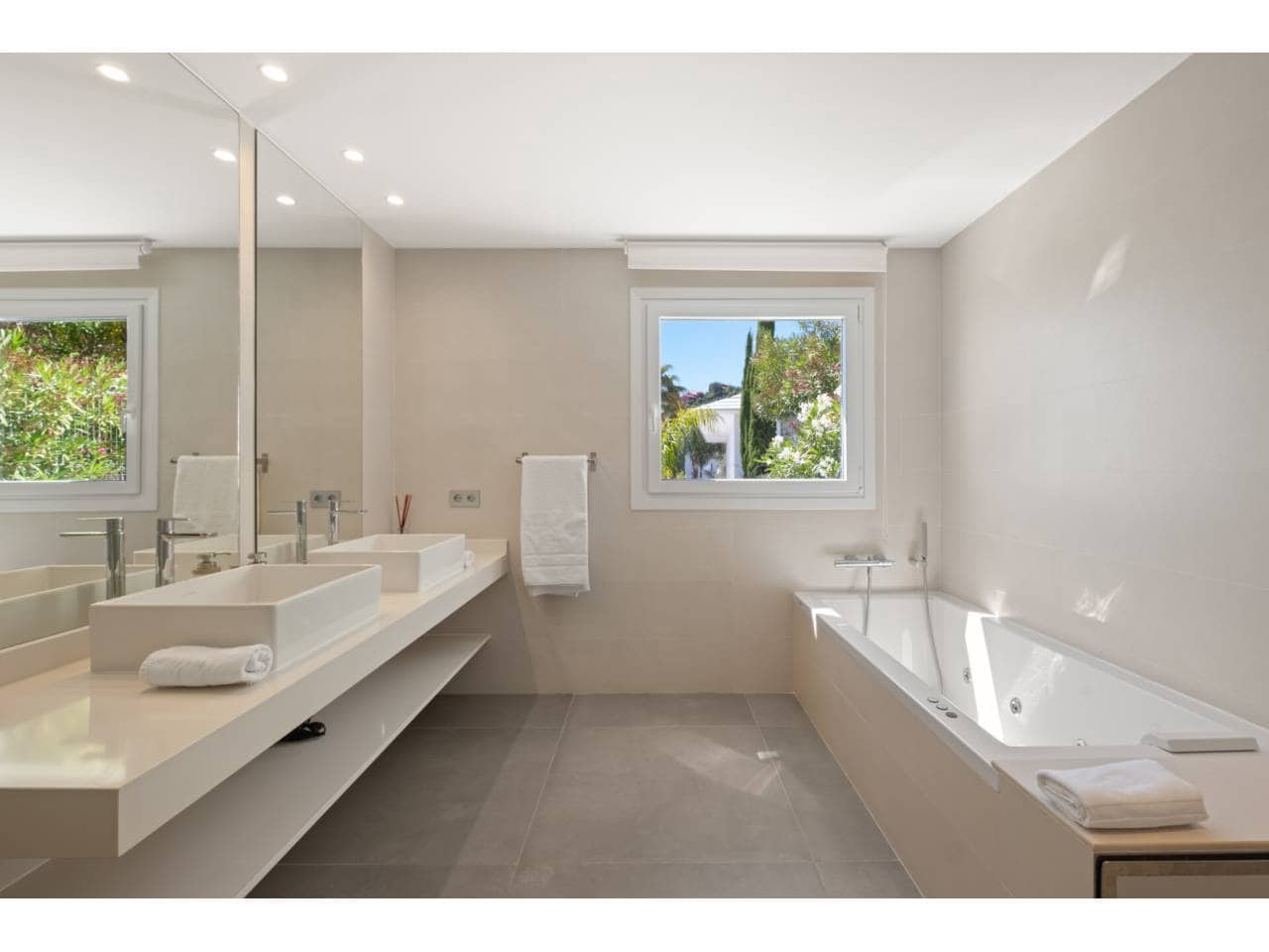 5 bedroom Villa for sale in Ojen with pool garage - € 3,300,000 (Ref: 9928633)