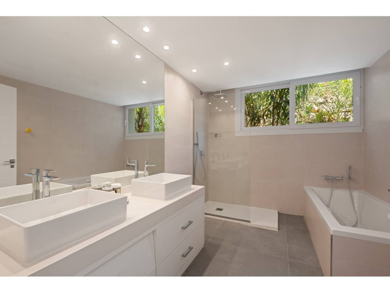 5 bedroom Villa for sale in Ojen with pool garage - € 3,300,000 (Ref: 9928633)