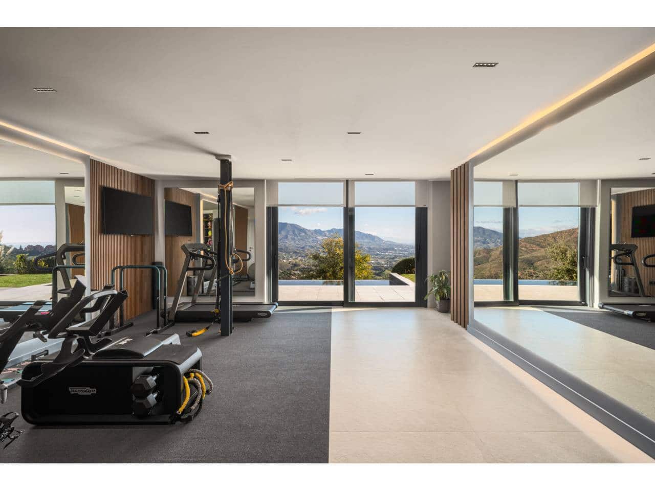 6 bedroom Villa for sale in Ojen with pool garage - € 3,850,000 (Ref: 9928634)