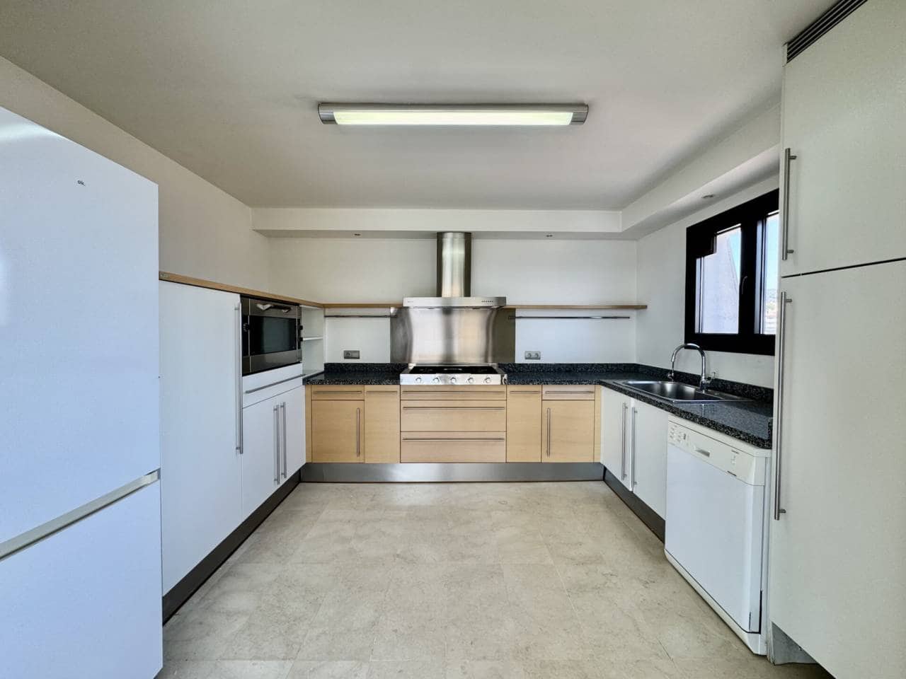 2 bedroom Penthouse for sale in Palma de Mallorca with garage - € 970,000 (Ref: 9954671)