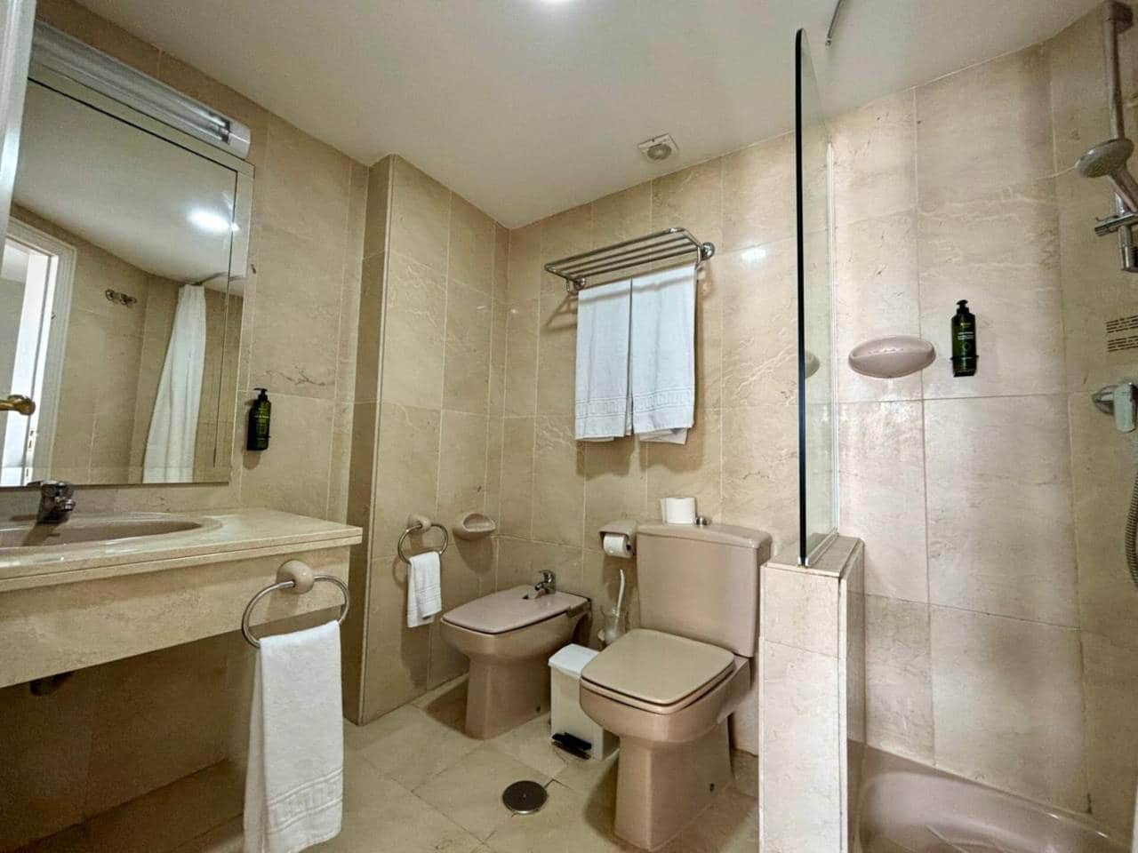 2 quarto Apartamento para arrendar em Elviria com piscina garagem - 1 750 € (Ref: 9984191)