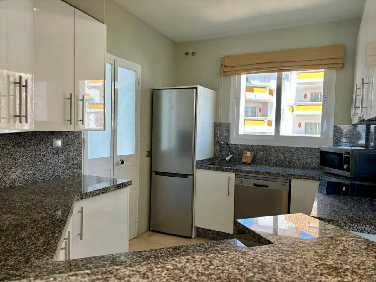 2 quarto Apartamento para arrendar em Elviria com piscina garagem - 1 750 € (Ref: 9984191)
