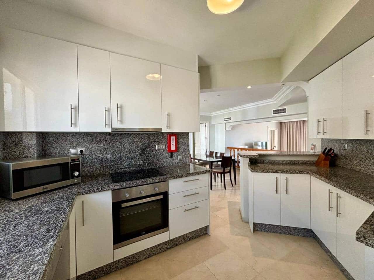 2 quarto Apartamento para arrendar em Elviria com piscina garagem - 1 750 € (Ref: 9984191)